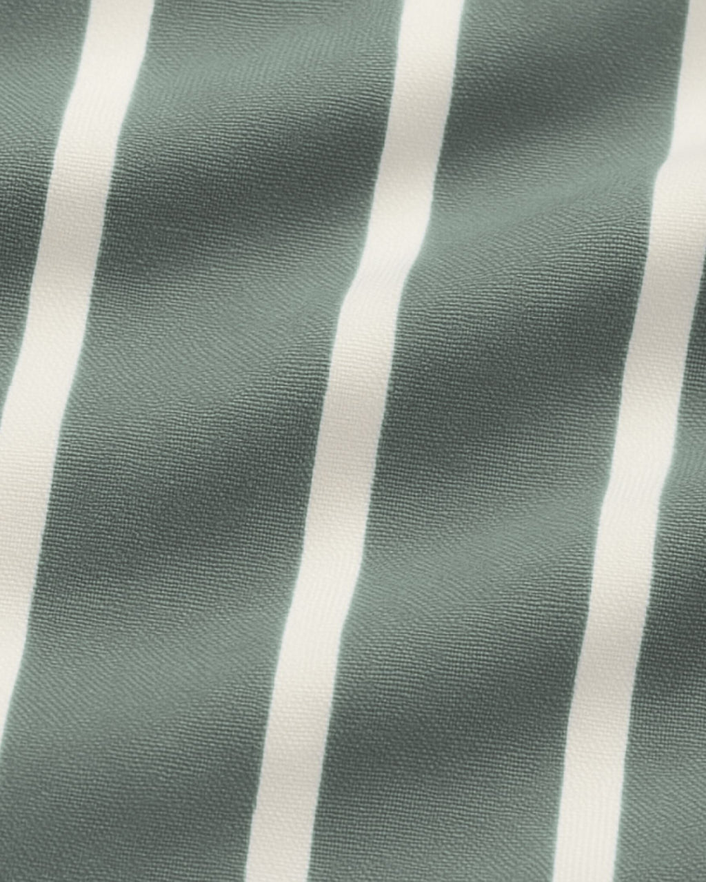 Camisa elegante em chambray verde oliva, com mangas longas e listras discretas