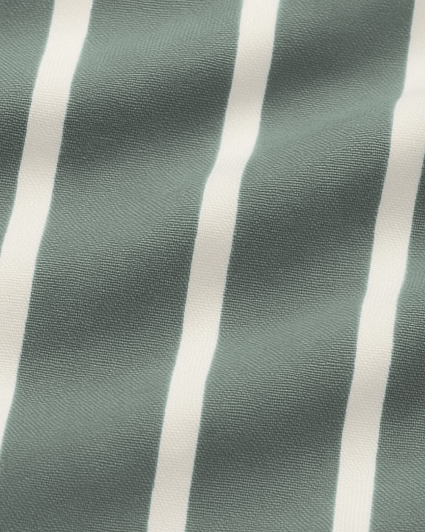 Camisa elegante em chambray verde oliva, com mangas longas e listras discretas