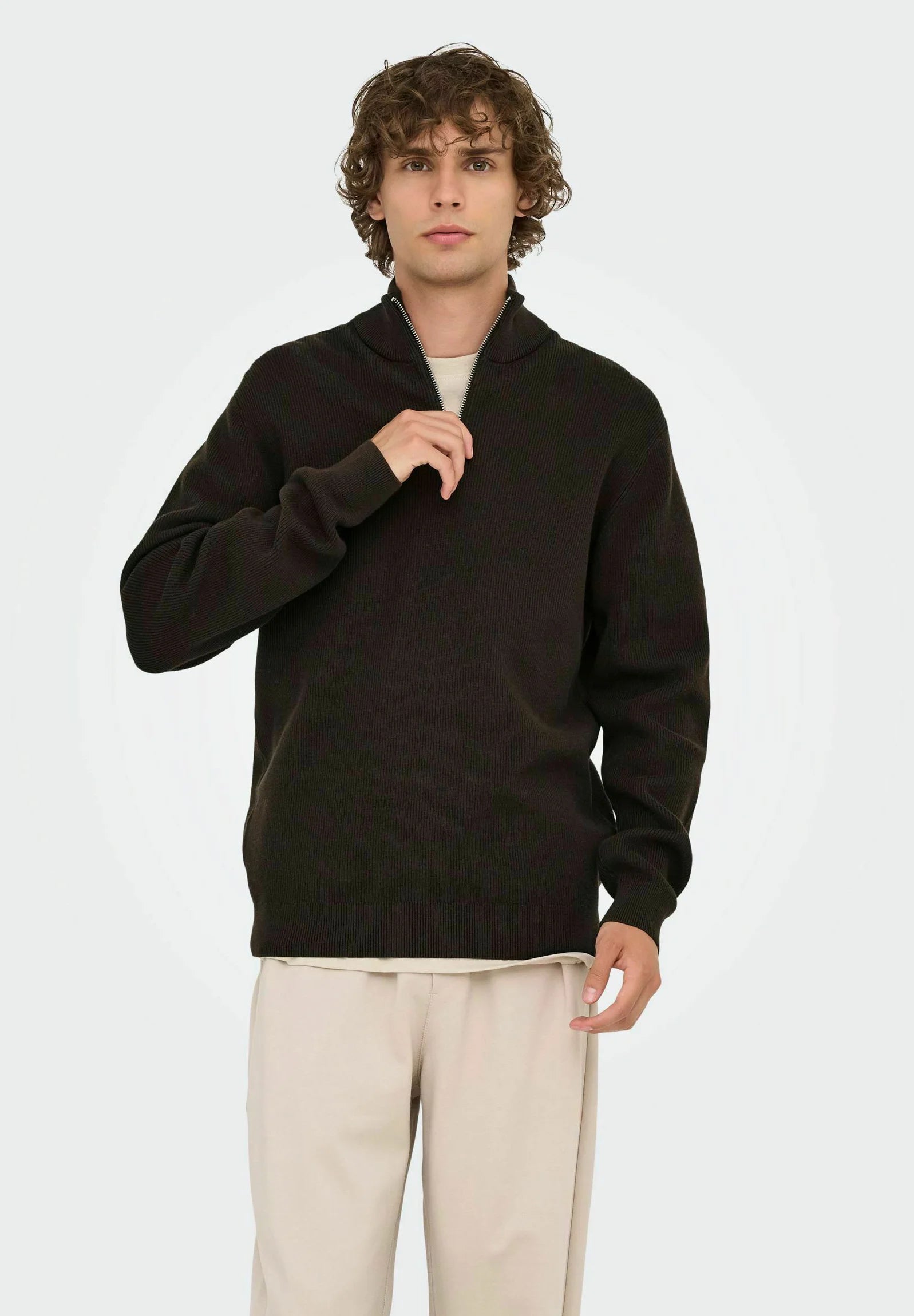 Suéter Comfort Texturizada com Gola Alta e Zíper - Café
