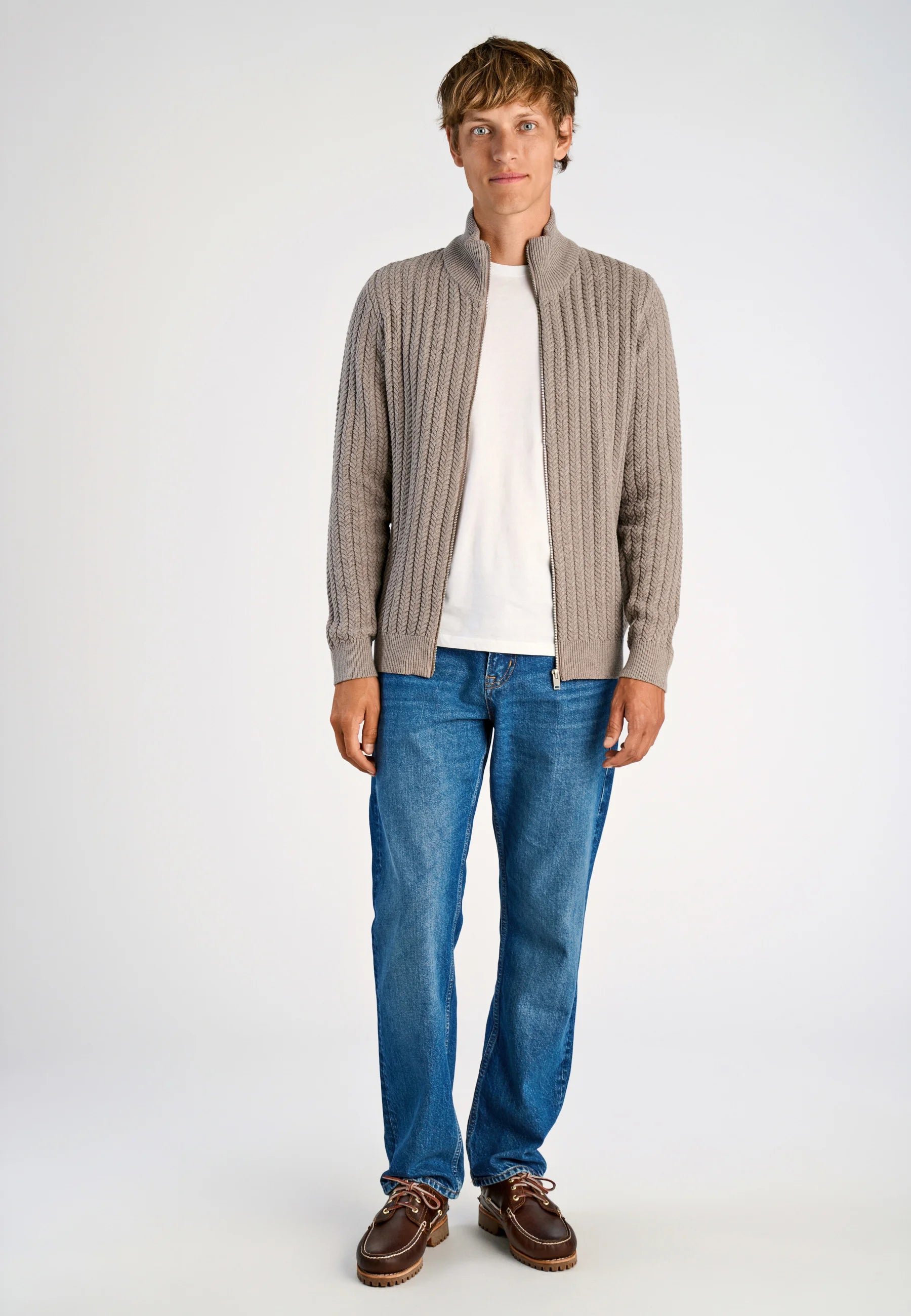 Cardigan Texturizado em Tricô com Gola Alta e Zíper - Bege